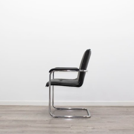 Silla confidente en napel negro y base patín cromada