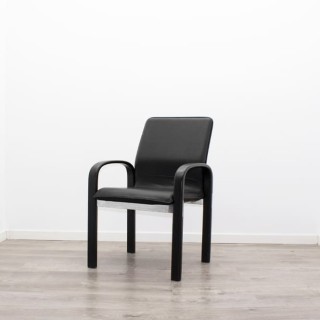 Silla confidente en napel negro y estructura de madera 2