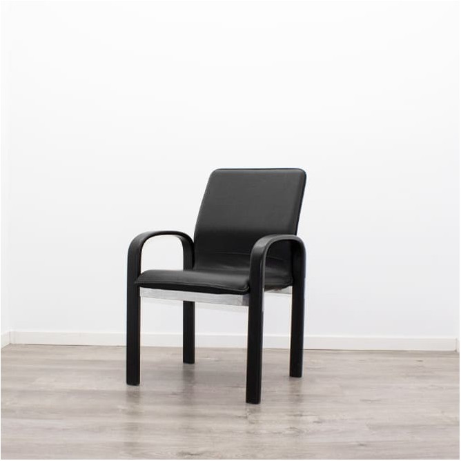 Silla confidente en napel negro y estructura de madera