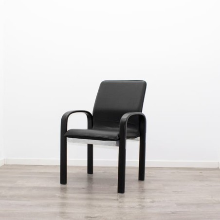 Silla confidente en napel negro y estructura de madera