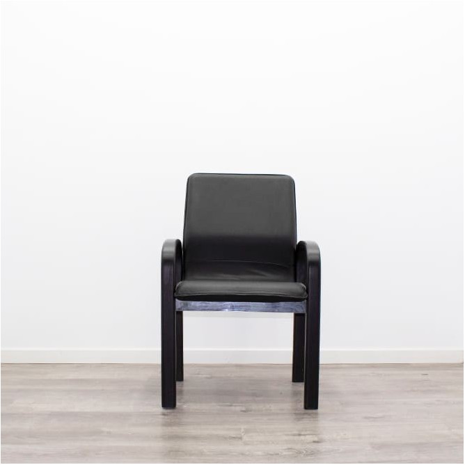 Silla confidente en napel negro y estructura de madera