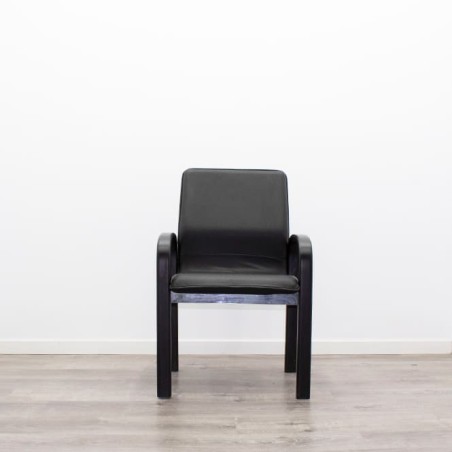 Silla confidente en napel negro y estructura de madera
