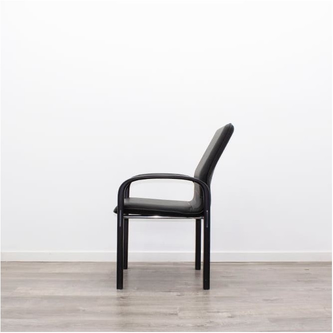 Silla confidente en napel negro y estructura de madera
