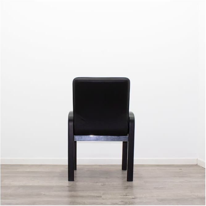Silla confidente en napel negro y estructura de madera