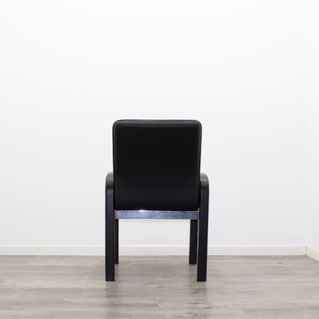 Silla confidente en napel negro y estructura de madera