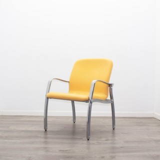 Silla confidente en napel amarillo con estructura cromada 2