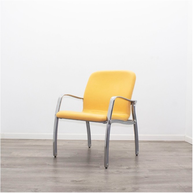 Silla confidente en napel amarillo con estructura cromada