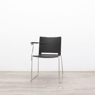 Silla colectiva en PVC negra con pala y base trineo cromado 2