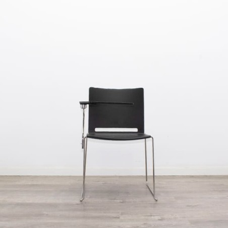 Silla colectiva en PVC negra con pala y base trineo cromado