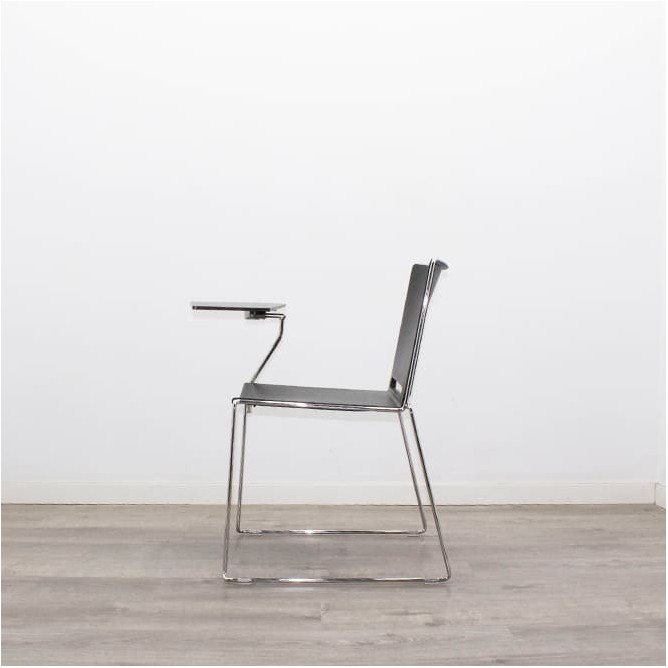 Silla colectiva en PVC negra con pala y base trineo cromado