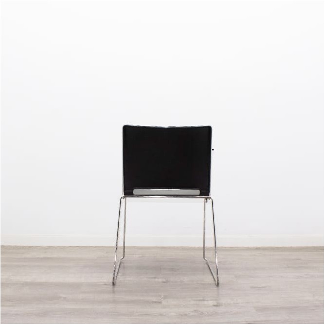 Silla colectiva en PVC negra con pala y base trineo cromado