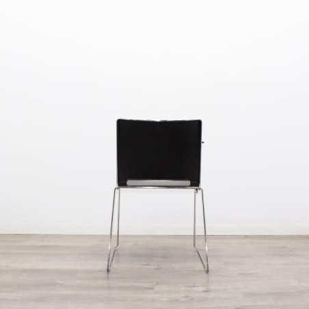 Silla colectiva en PVC negra con pala y base trineo cromado