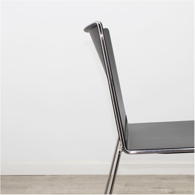 Silla colectiva en PVC negra con pala y base trineo cromado