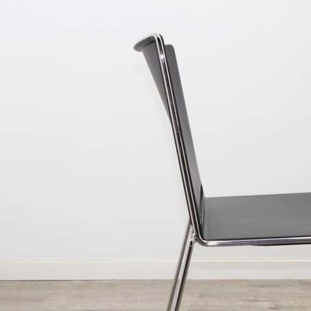 Silla colectiva en PVC negra con pala y base trineo cromado
