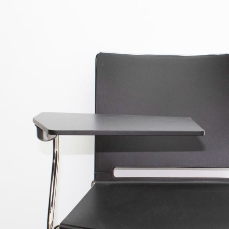 Silla colectiva en PVC negra con pala y base trineo cromado