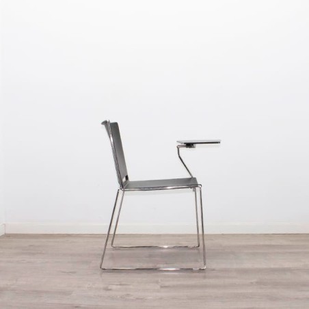 Silla colectiva en PVC negra con pala y base trineo cromado