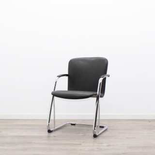 Silla confidente en napel negro con base patín cromada 2