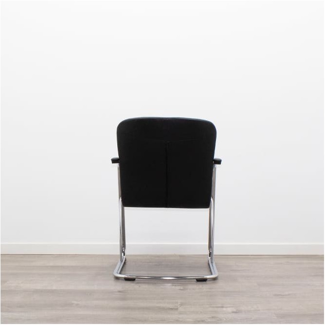 Silla confidente en napel negro con base patín cromada