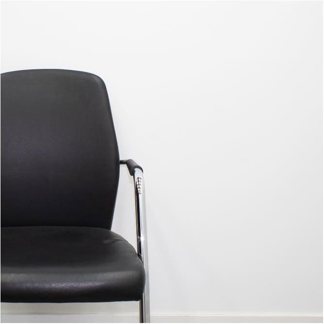 Silla confidente respaldo trasero de madera en napel negro