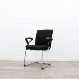 Silla confidente tapizada negro con base patín cromada 2