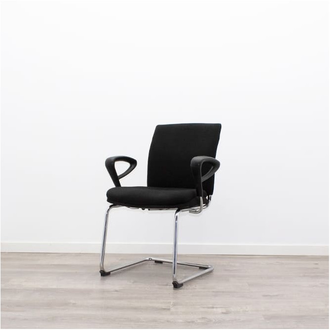 Silla confidente tapizada negro con base patín cromada