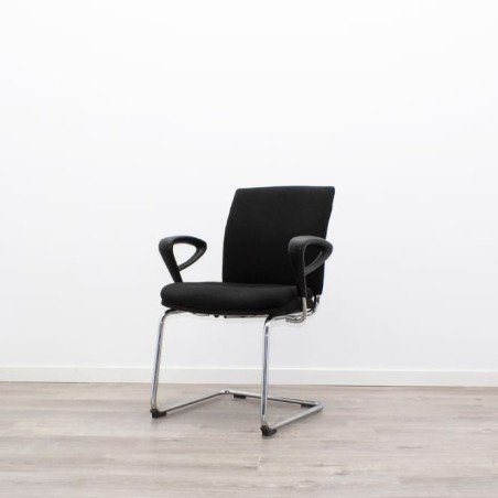 Silla confidente tapizada negro con base patín cromada