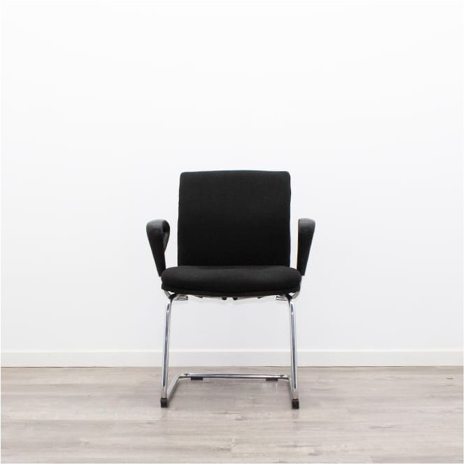 Silla confidente tapizada negro con base patín cromada
