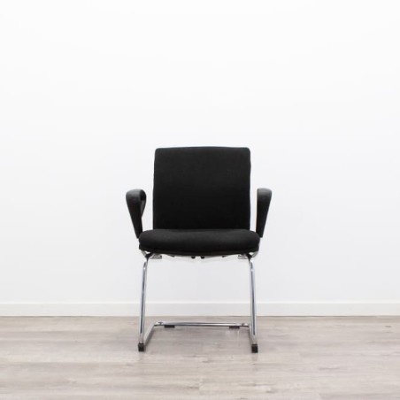 Silla confidente tapizada negro con base patín cromada