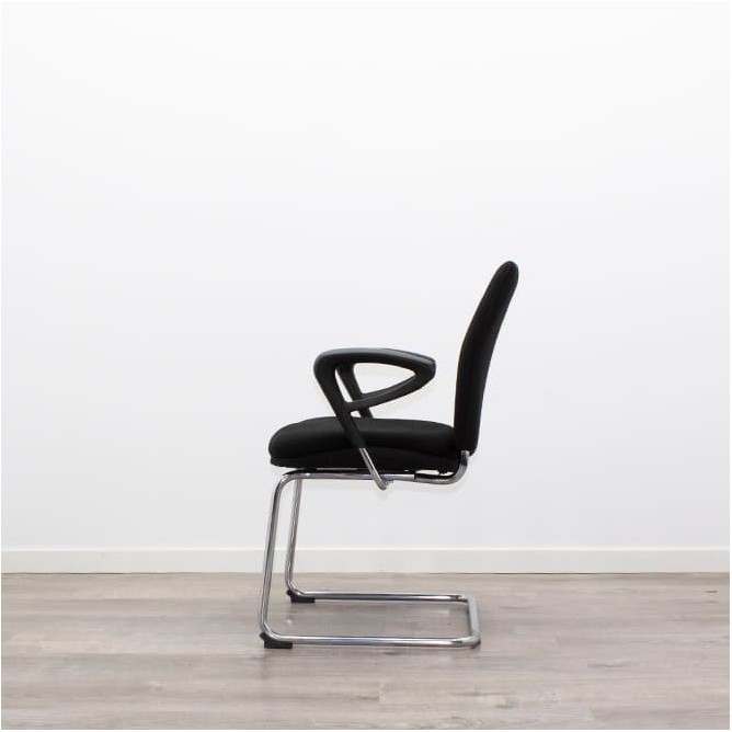 Silla confidente tapizada negro con base patín cromada
