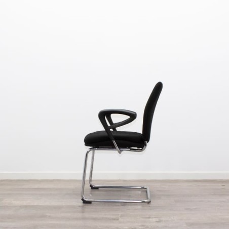 Silla confidente tapizada negro con base patín cromada