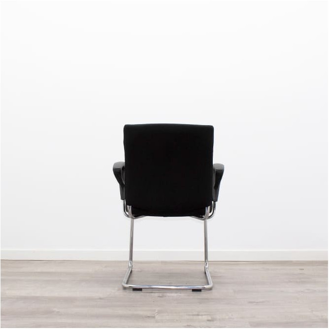 Silla confidente tapizada negro con base patín cromada