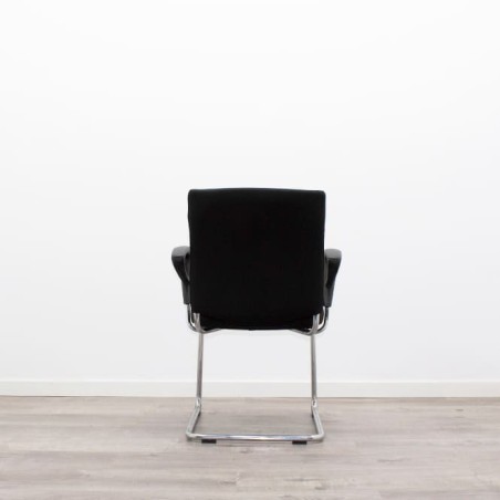 Silla confidente tapizada negro con base patín cromada