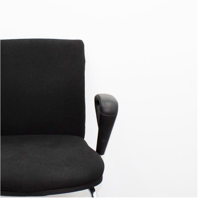 Silla confidente tapizada negro con base patín cromada