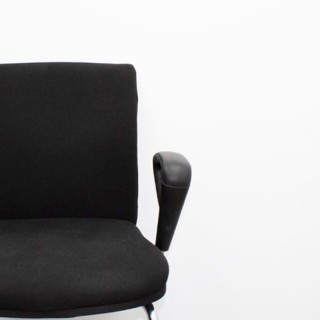 Silla confidente tapizada negro con base patín cromada