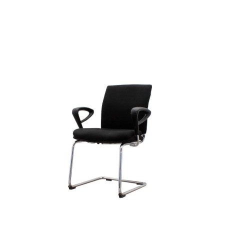 Silla confidente tapizada negro con base patín cromada