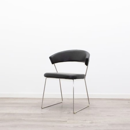 Silla confidente respaldo bajo en napel negro