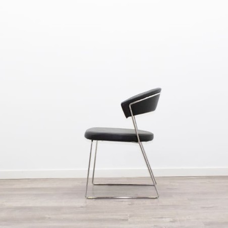 Silla confidente respaldo bajo en napel negro