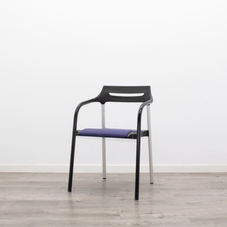 Silla confidente azul y negro con estructura bicolor