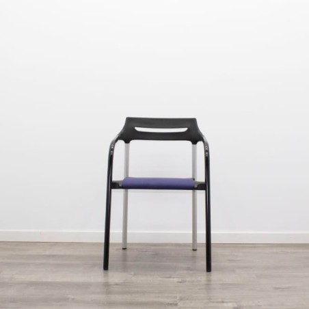 Silla confidente azul y negro con estructura bicolor