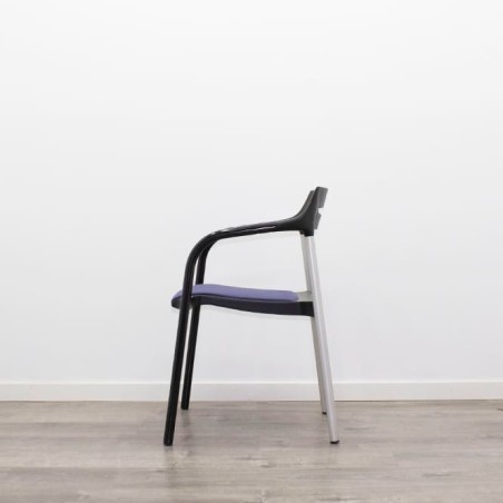 Silla confidente azul y negro con estructura bicolor