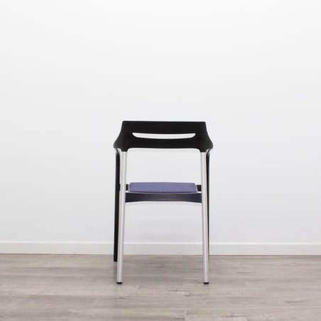 Silla confidente azul y negro con estructura bicolor
