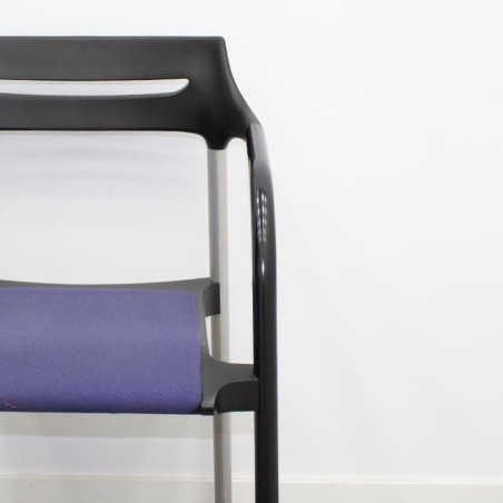 Silla confidente azul y negro con estructura bicolor