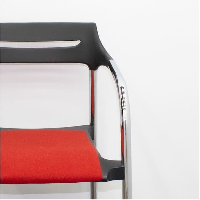 Silla confidente roja y negro con estructura cromada