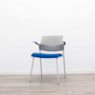 Silla confidente azul y gris con 4 patas y brazos 2