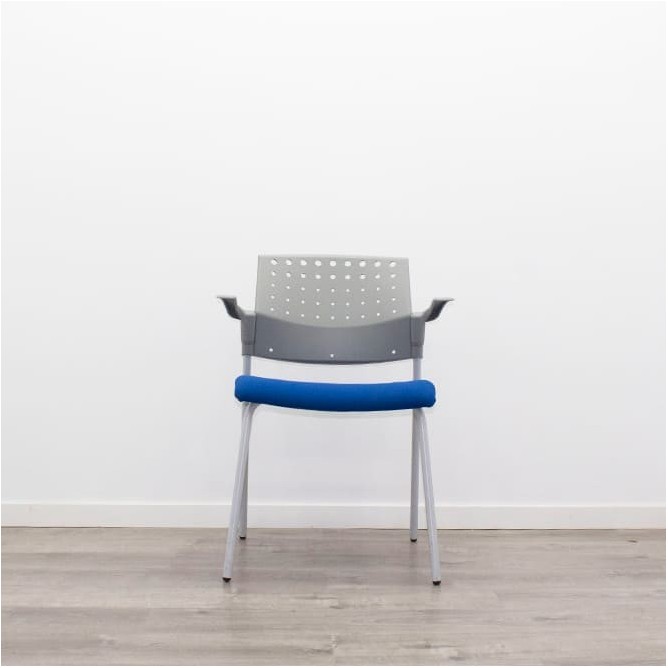 Silla confidente azul y gris con 4 patas y brazos