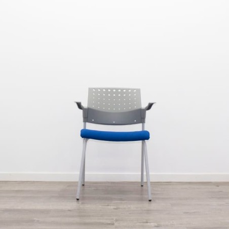 Silla confidente azul y gris con 4 patas y brazos