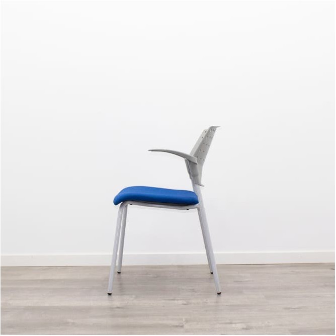 Silla confidente azul y gris con 4 patas y brazos