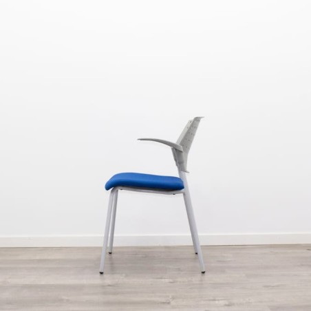 Silla confidente azul y gris con 4 patas y brazos