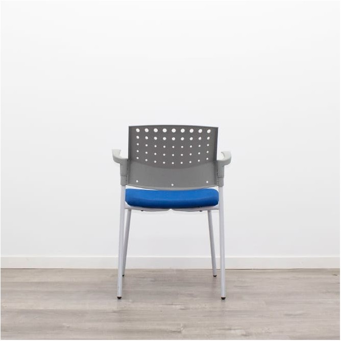 Silla confidente azul y gris con 4 patas y brazos
