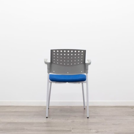 Silla confidente azul y gris con 4 patas y brazos